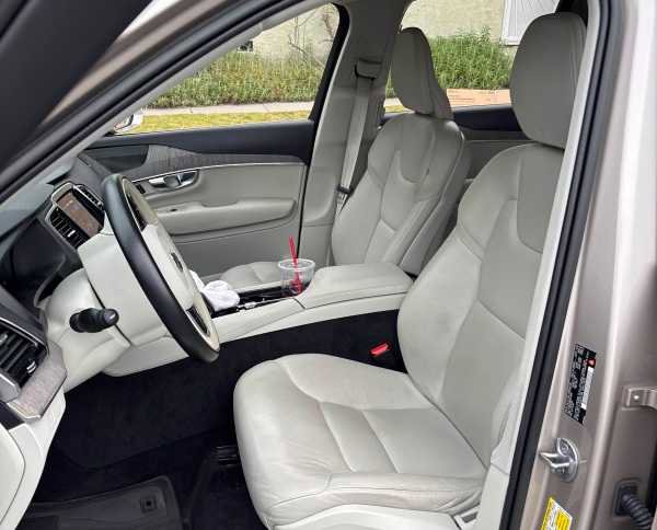 Used 2023 Volvo XC90 B6 Plus image 4