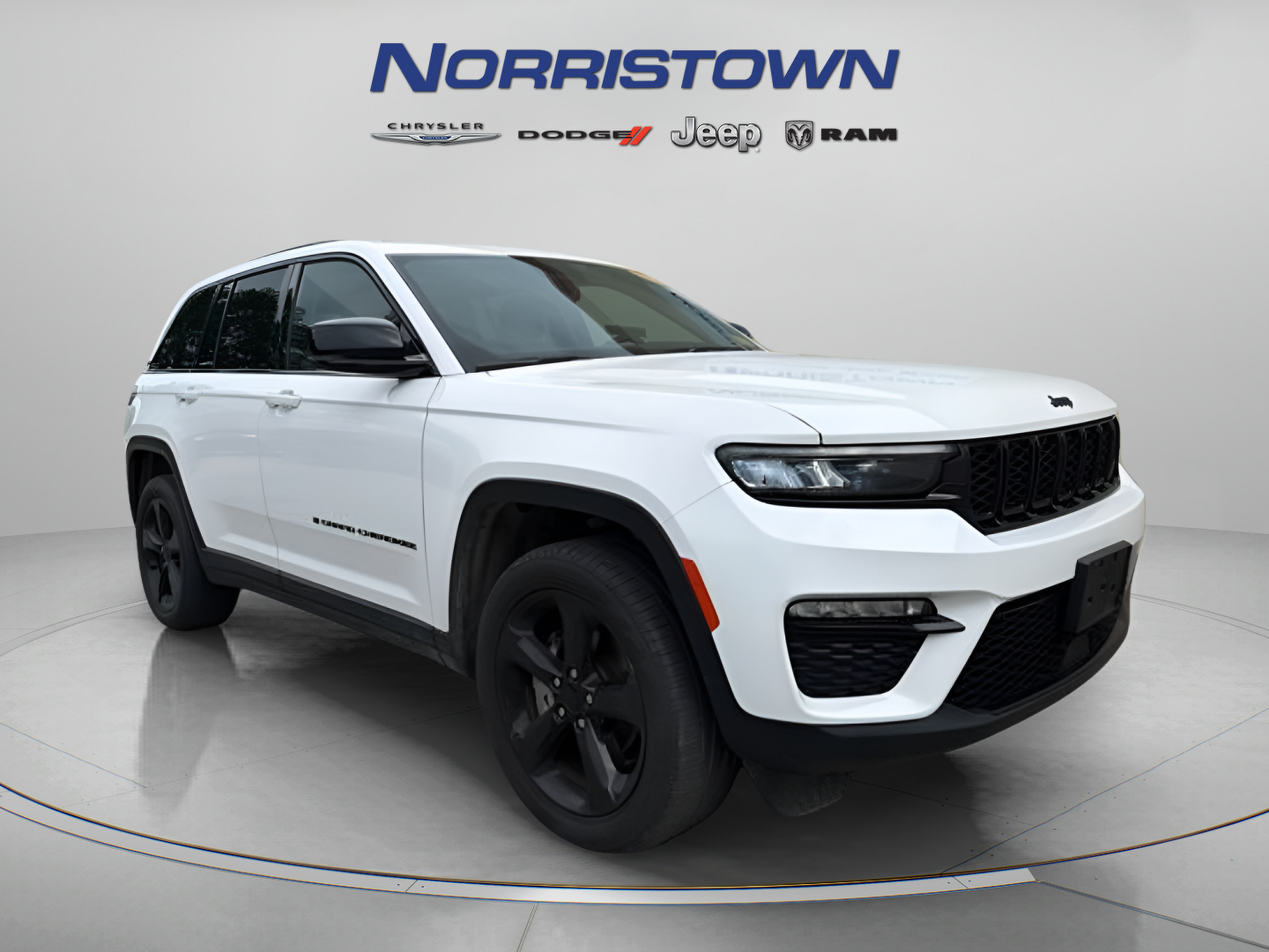 Used 2023 Jeep Grand Cherokee Limited w/ Black Appearance Package AWD/4WD image 1