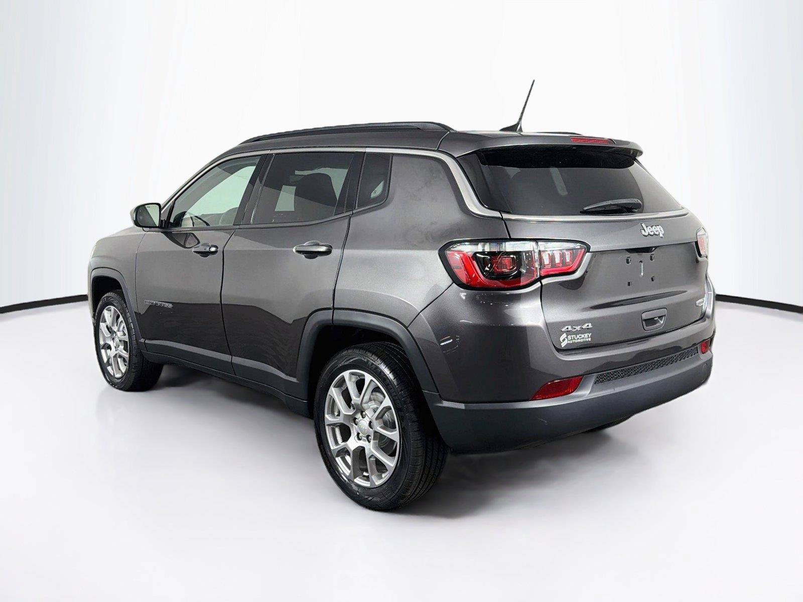 Used 2023 Jeep Compass Latitude w/ Sun and Sound Group AWD/4WD image 9