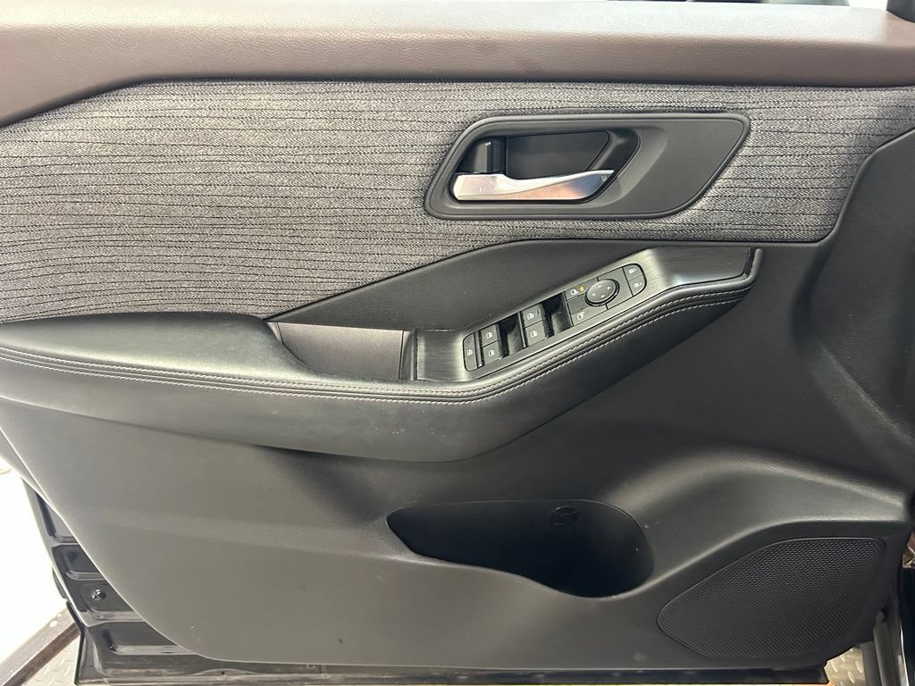 Used 2023 Nissan Rogue SV AWD/4WD image 4