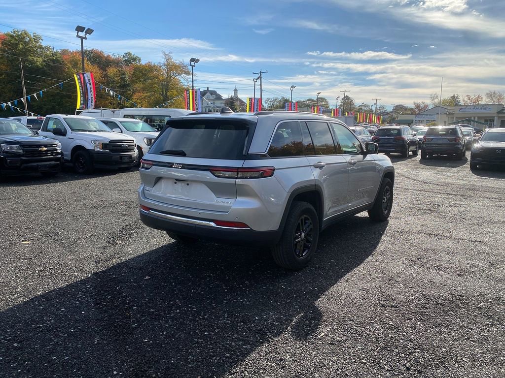 Used 2024 Jeep Grand Cherokee Laredo image 5