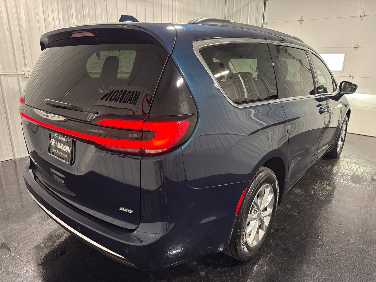 Used 2022 Chrysler Pacifica Touring-L AWD/4WD image 4