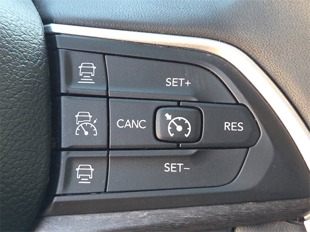 Used 2023 Jeep Grand Cherokee Limited image 23