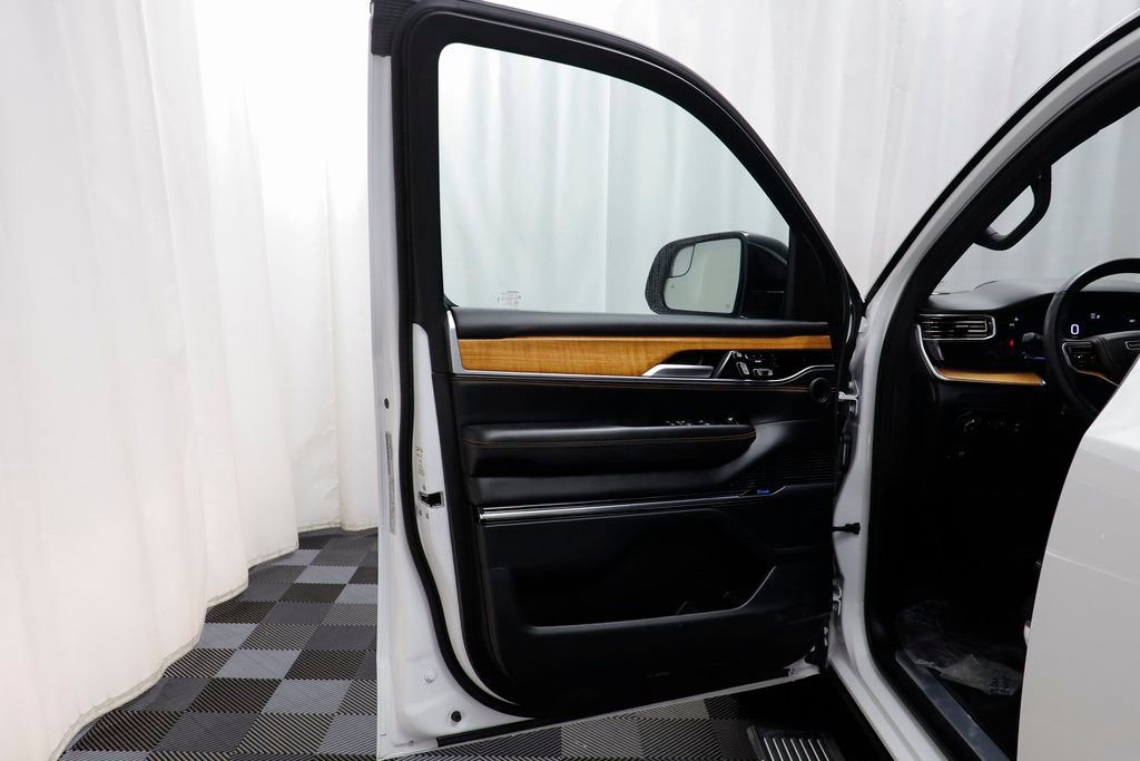 Used 2024 Jeep Grand Wagoneer L Series III image 4