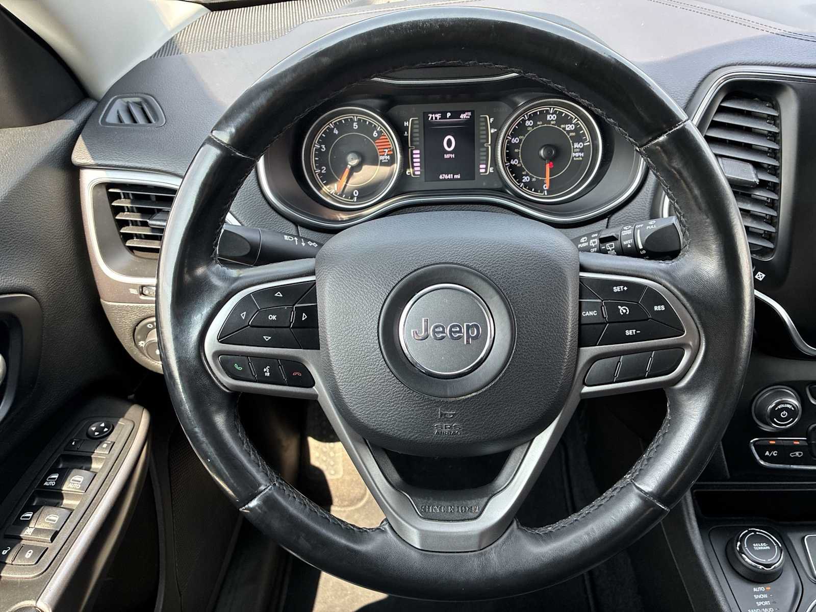 Used 2019 Jeep Cherokee Latitude Plus AWD/4WD image 11