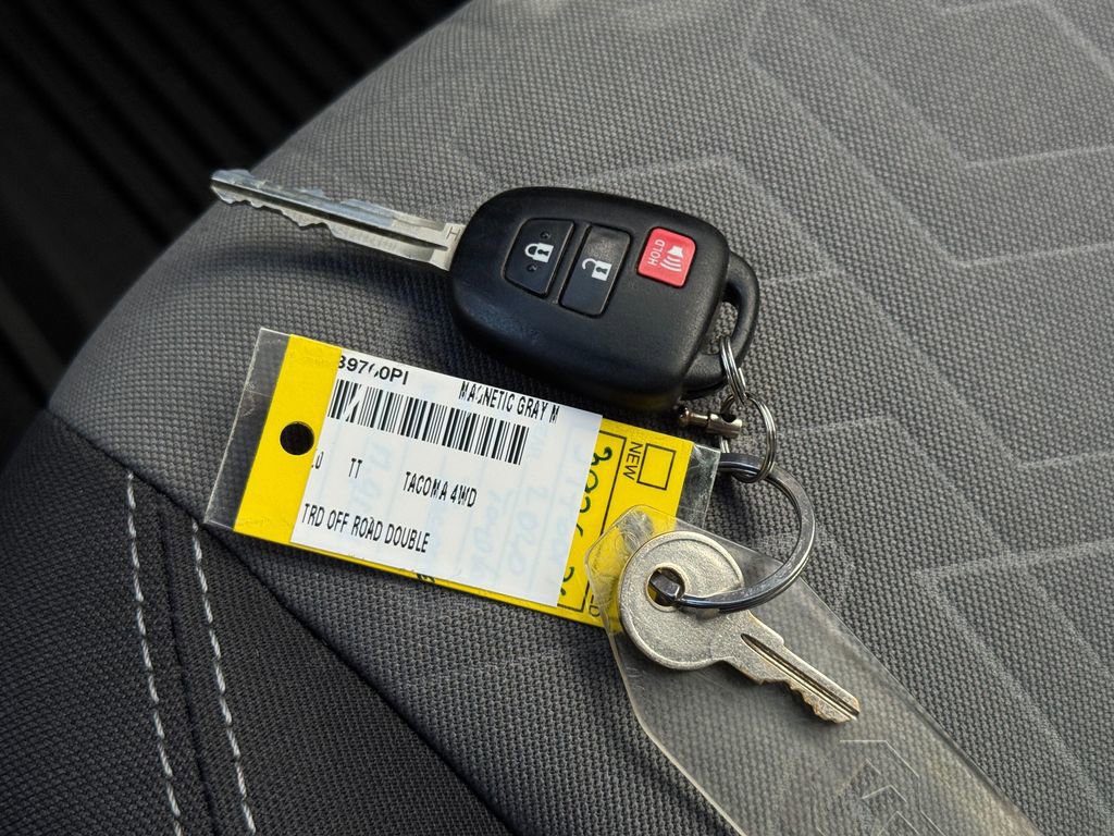 Used 2020 Toyota Tacoma TRD Off-Road w/ Technology Package AWD/4WD image 32