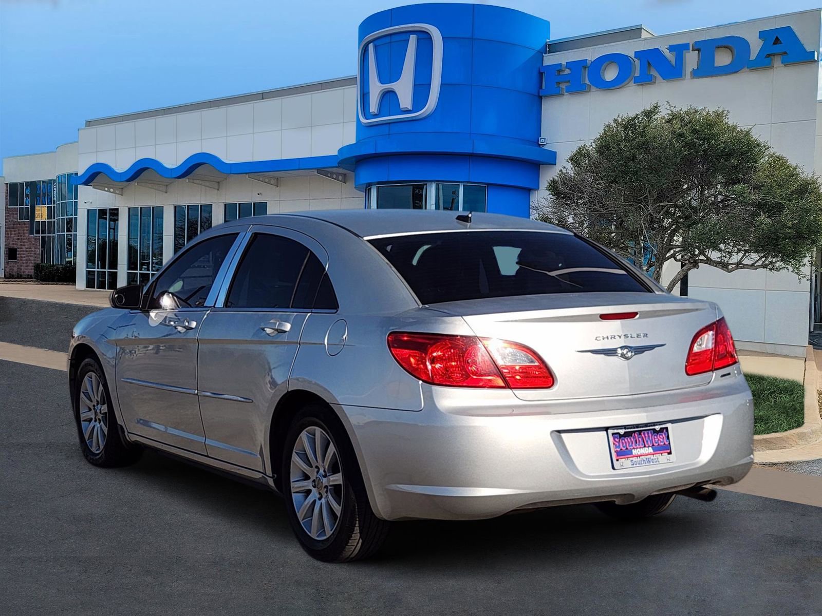 Used 2010 Chrysler Sebring Limited image 4