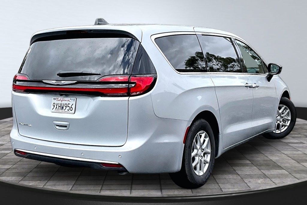 Certified 2026 Chrysler Pacifica Select FWD image 23