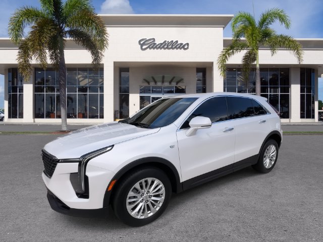 Certified 2024 Cadillac XT4 Luxury w/ Cold Weather Package FWD image 6