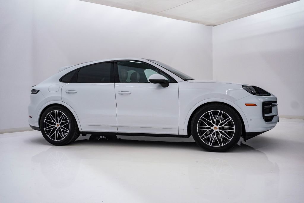 Certified 2025 Porsche Cayenne Coupe AWD/4WD image 9
