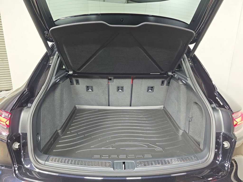 Used 2025 Porsche Macan image 25