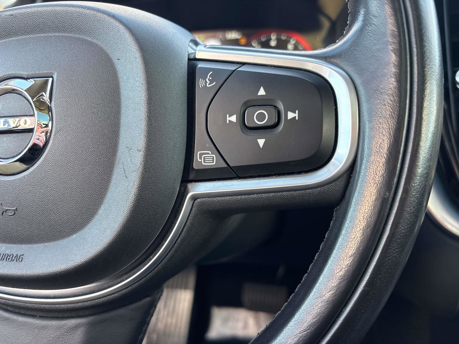 Used 2018 Volvo XC60 T6 Momentum w/ Advanced Package image 24