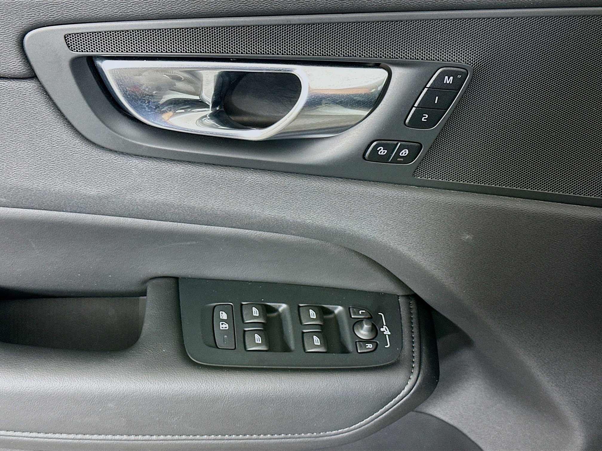 Used 2025 Volvo XC60 B5 Plus image 15