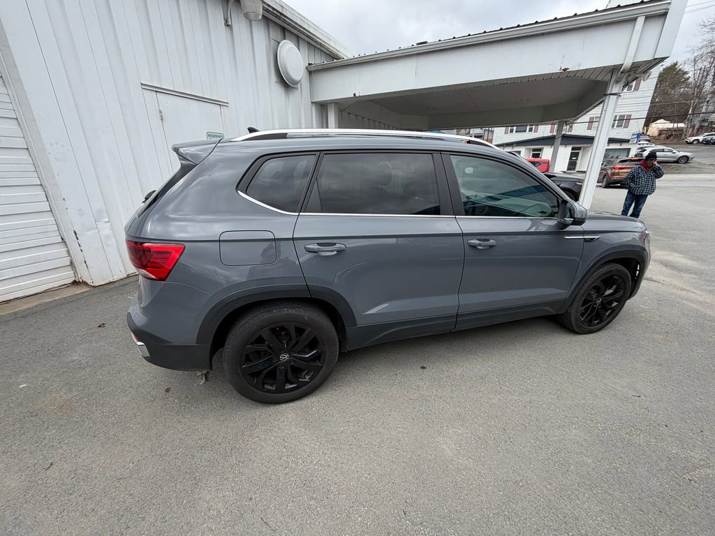 Used 2023 Volkswagen Taos SE w/ Panoramic Sunroof Package image 6