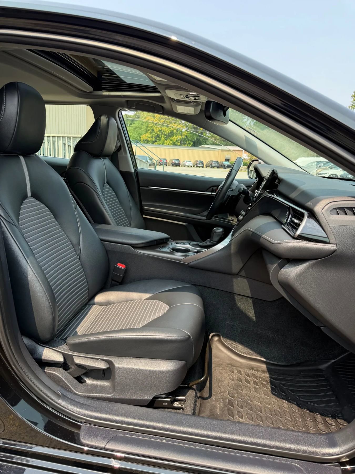 Used 2023 Toyota Camry SE w/ Cold Weather Package image 13