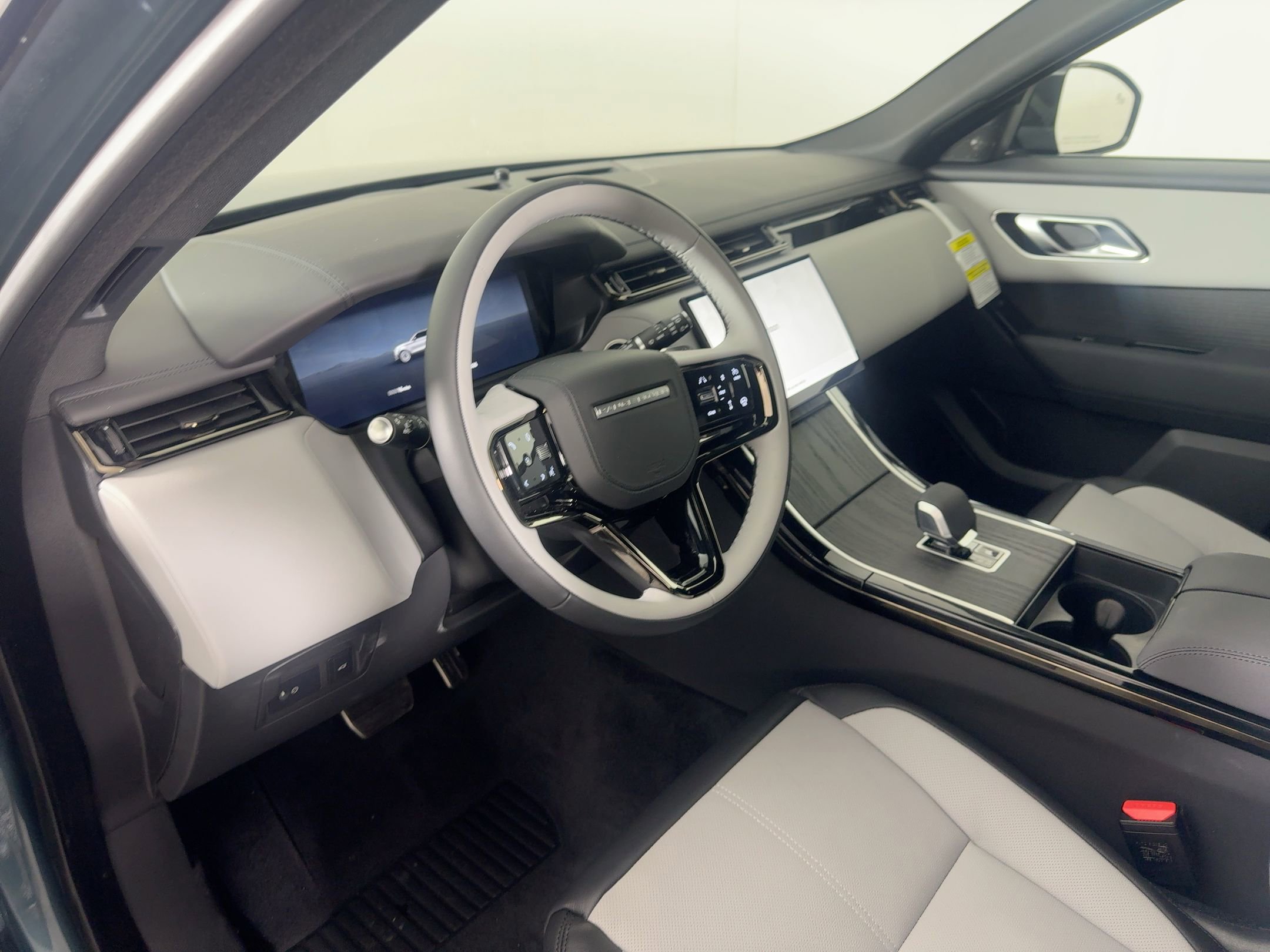 New 2026 Land Rover Range Rover Velar Dynamic SE AWD/4WD image 4