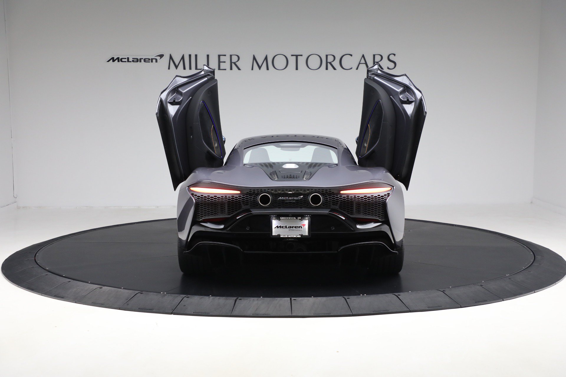 Used 2024 McLaren Artura RWD image 17