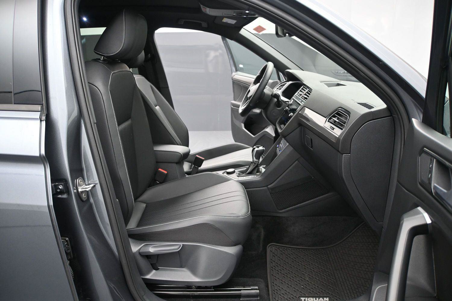 Certified 2024 Volkswagen Tiguan SE R-Line AWD/4WD image 16