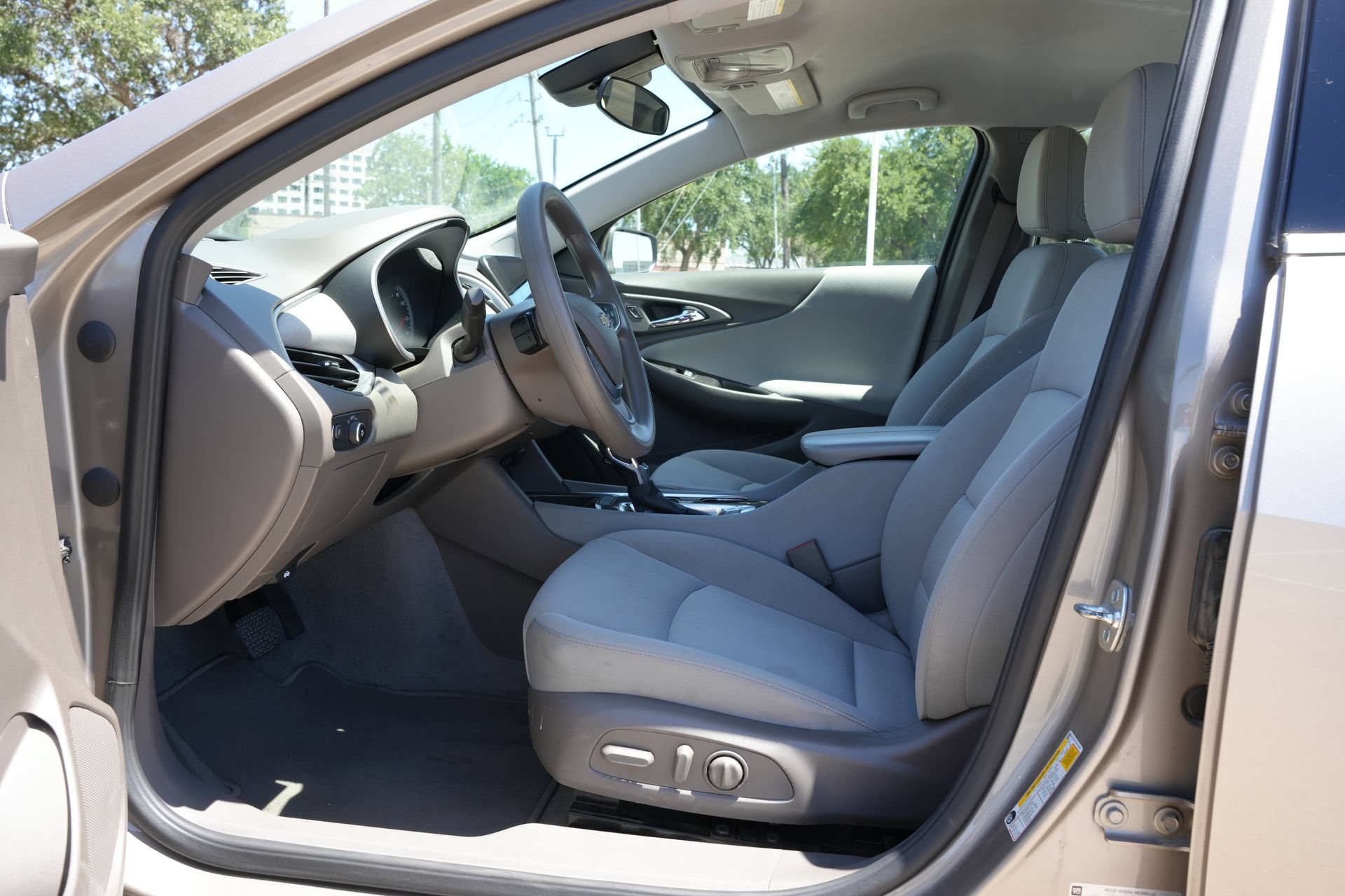 Used 2025 Chevrolet Malibu LT FWD image 17