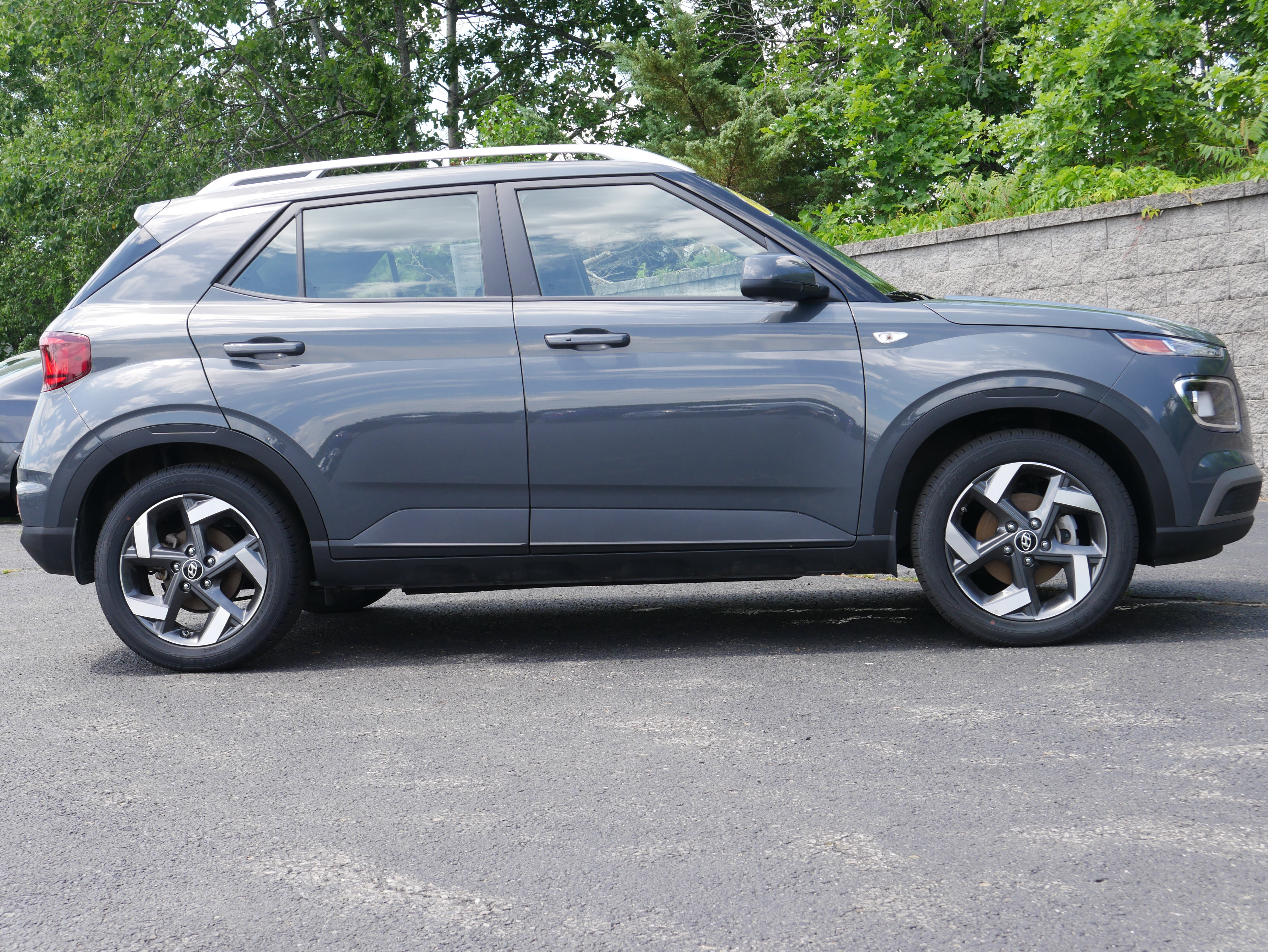 Used 2025 Hyundai Venue SEL FWD image 8