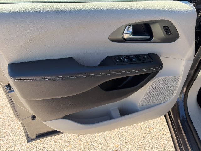 Used 2023 Chrysler Pacifica Touring-L FWD image 10