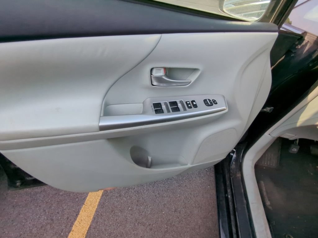 Used 2014 Toyota Prius V Five FWD image 8