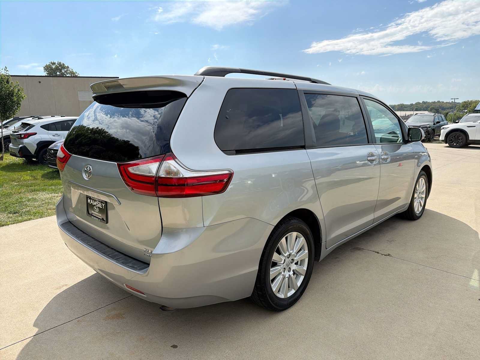 Used 2017 Toyota Sienna XLE AWD/4WD image 6