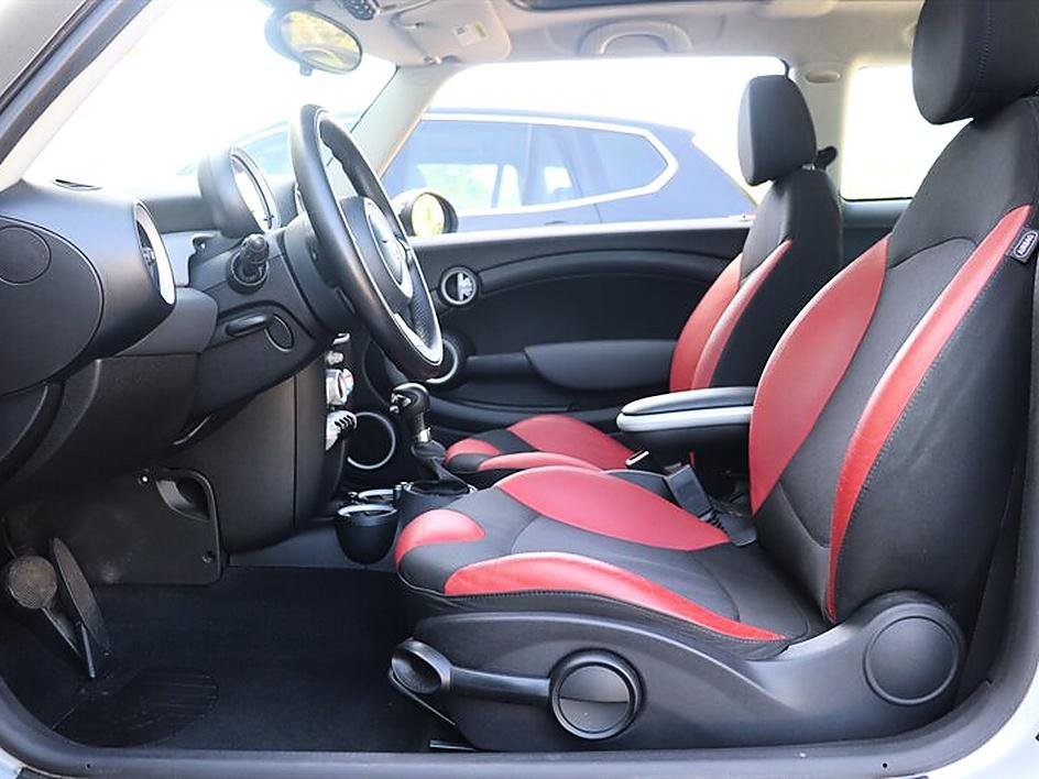 Used 2010 MINI Cooper Hardtop image 16