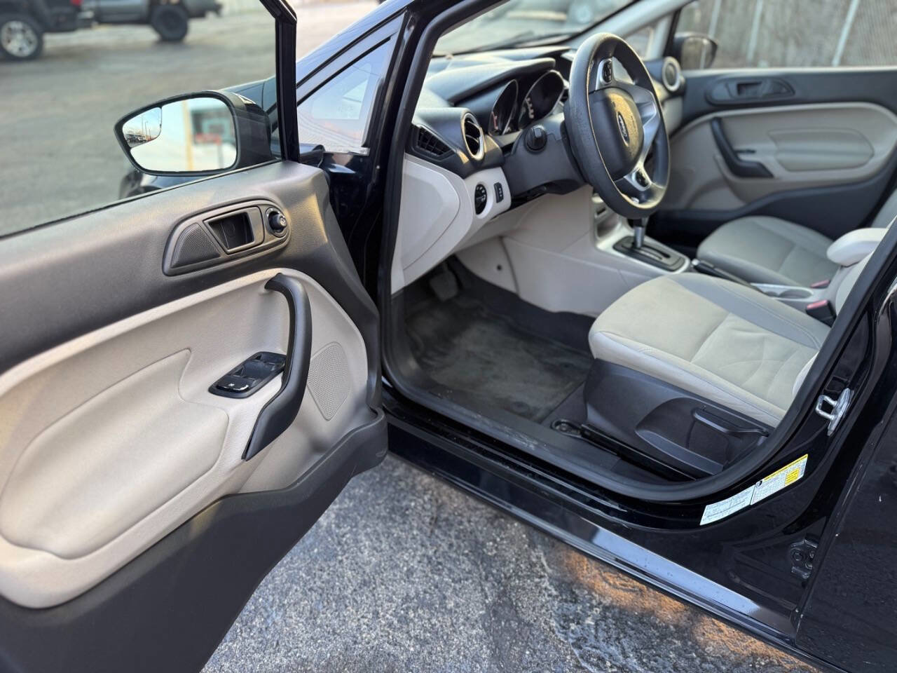 Used 2018 Ford Fiesta SE image 9