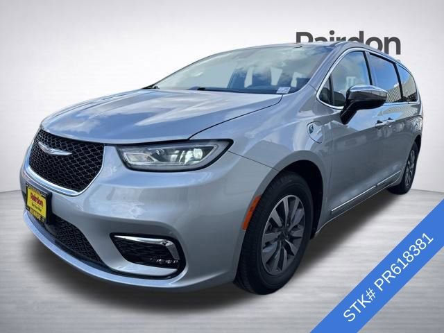 Used 2023 Chrysler Pacifica Limited image 3