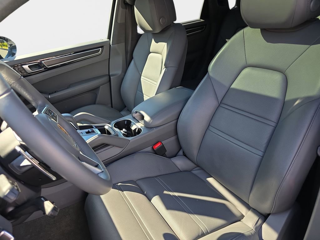 Used 2023 Porsche Cayenne GTS AWD/4WD image 18