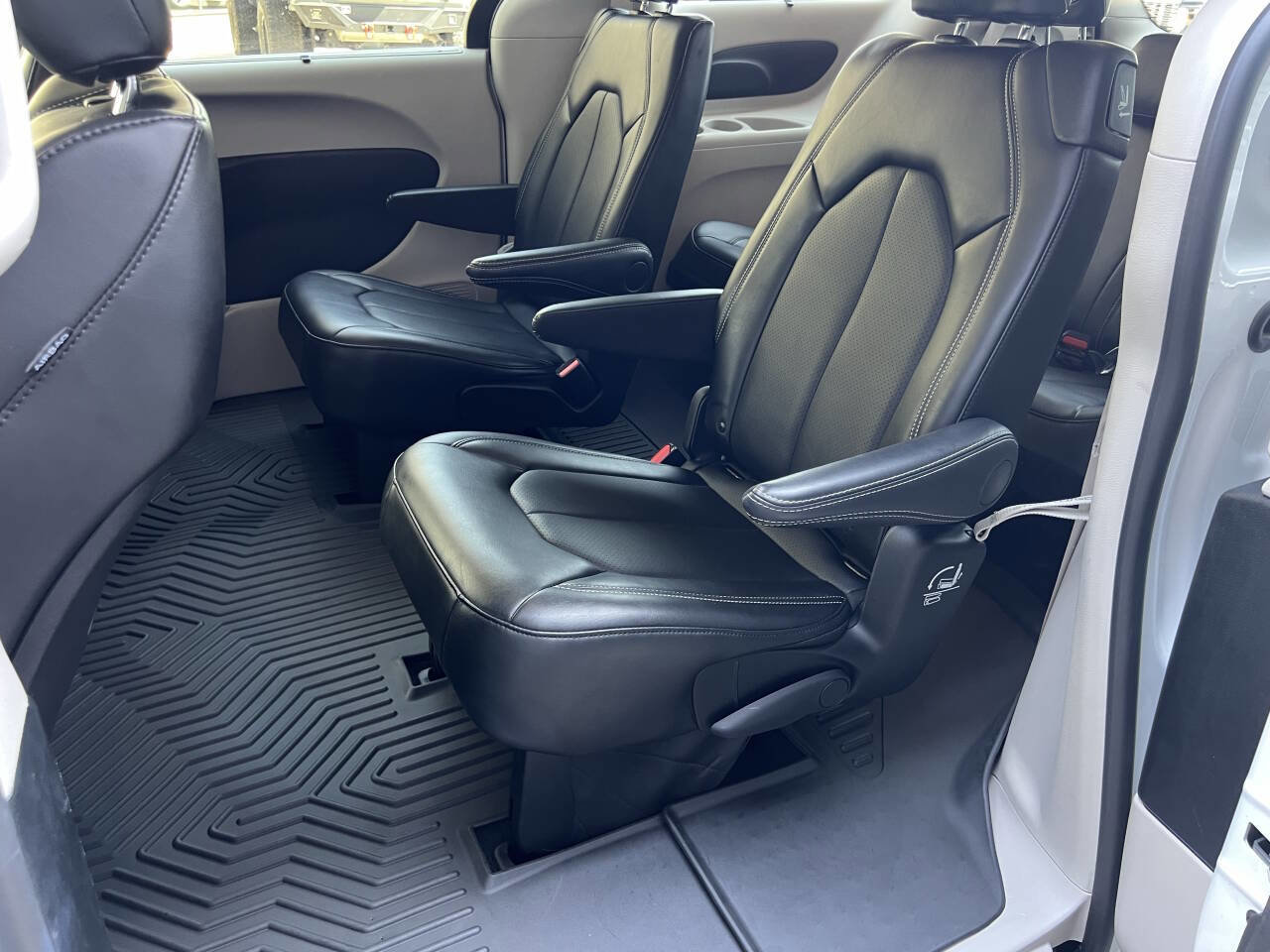 Used 2024 Chrysler Pacifica Touring-L FWD image 18