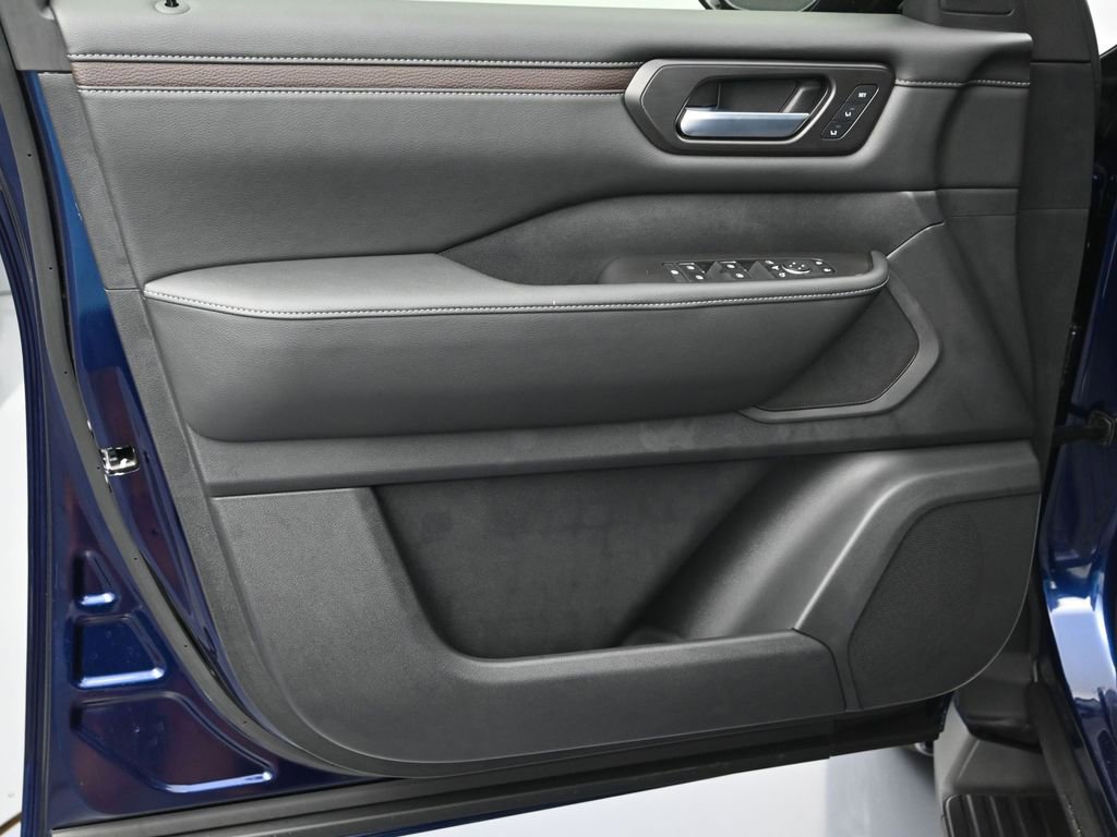 New 2025 Nissan Armada SL w/ Captain's Chari Seat Package image 11