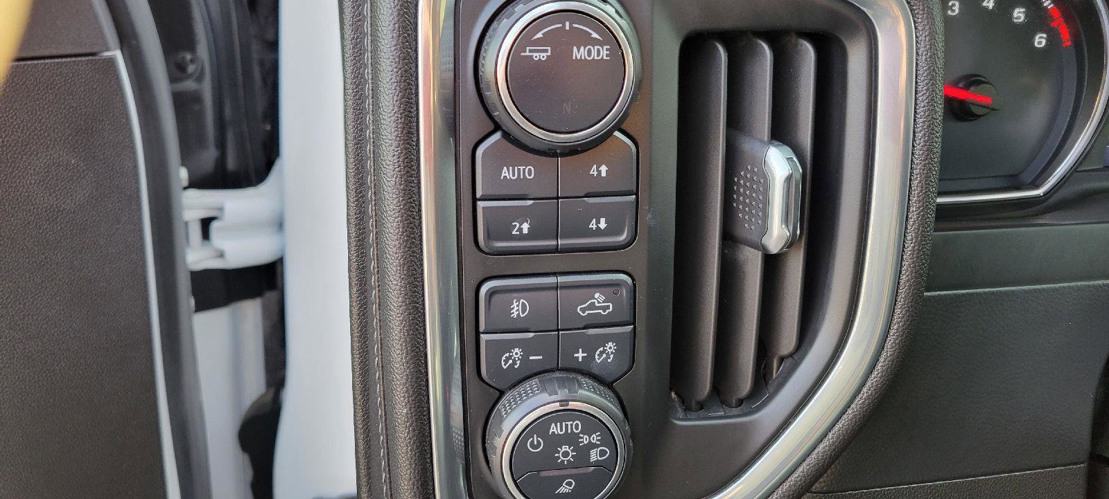 Used 2020 Chevrolet Silverado 1500 LTZ w/ LTZ Convenience Package AWD/4WD image 9