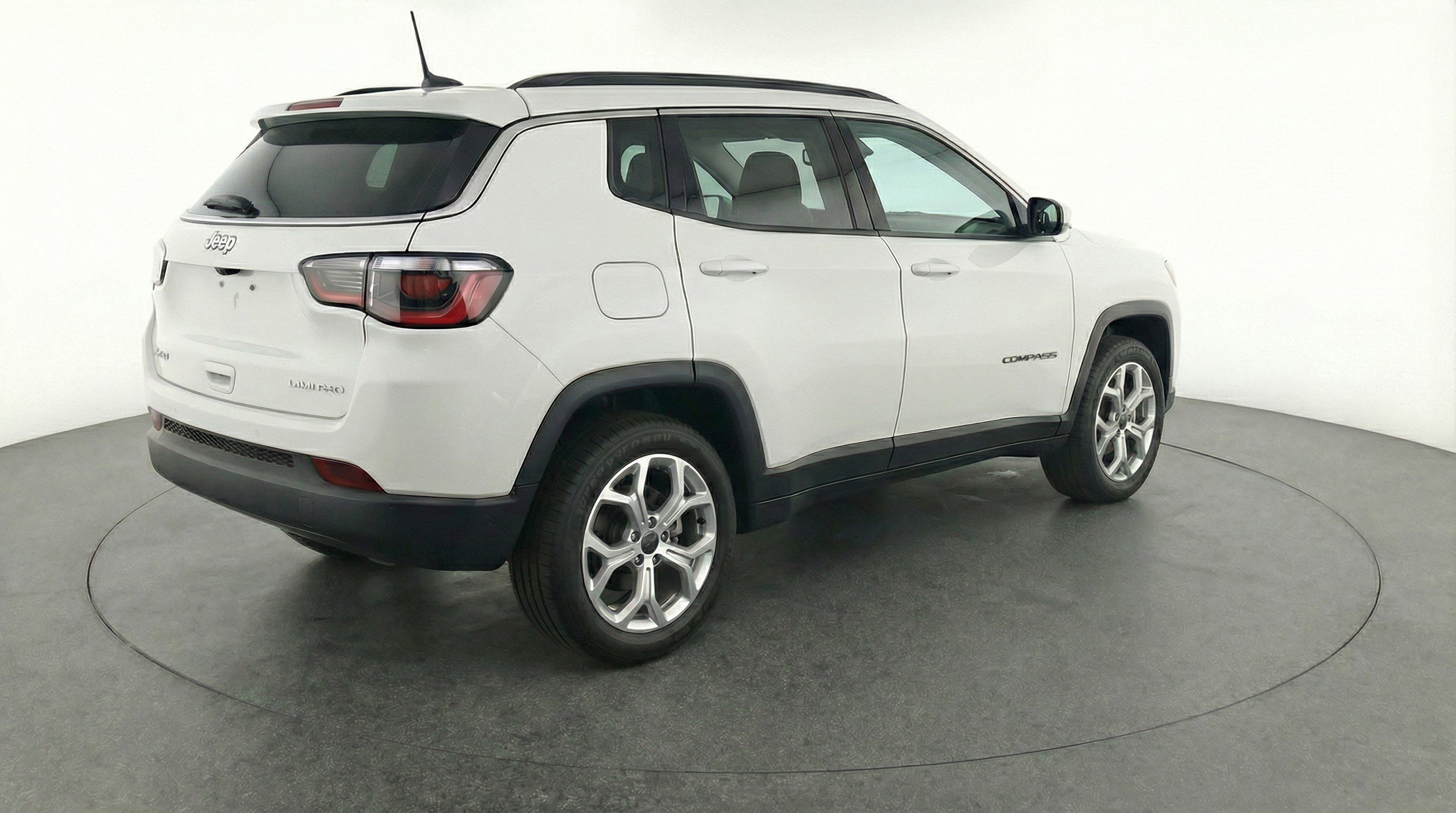 Used 2025 Jeep Compass Latitude image 9