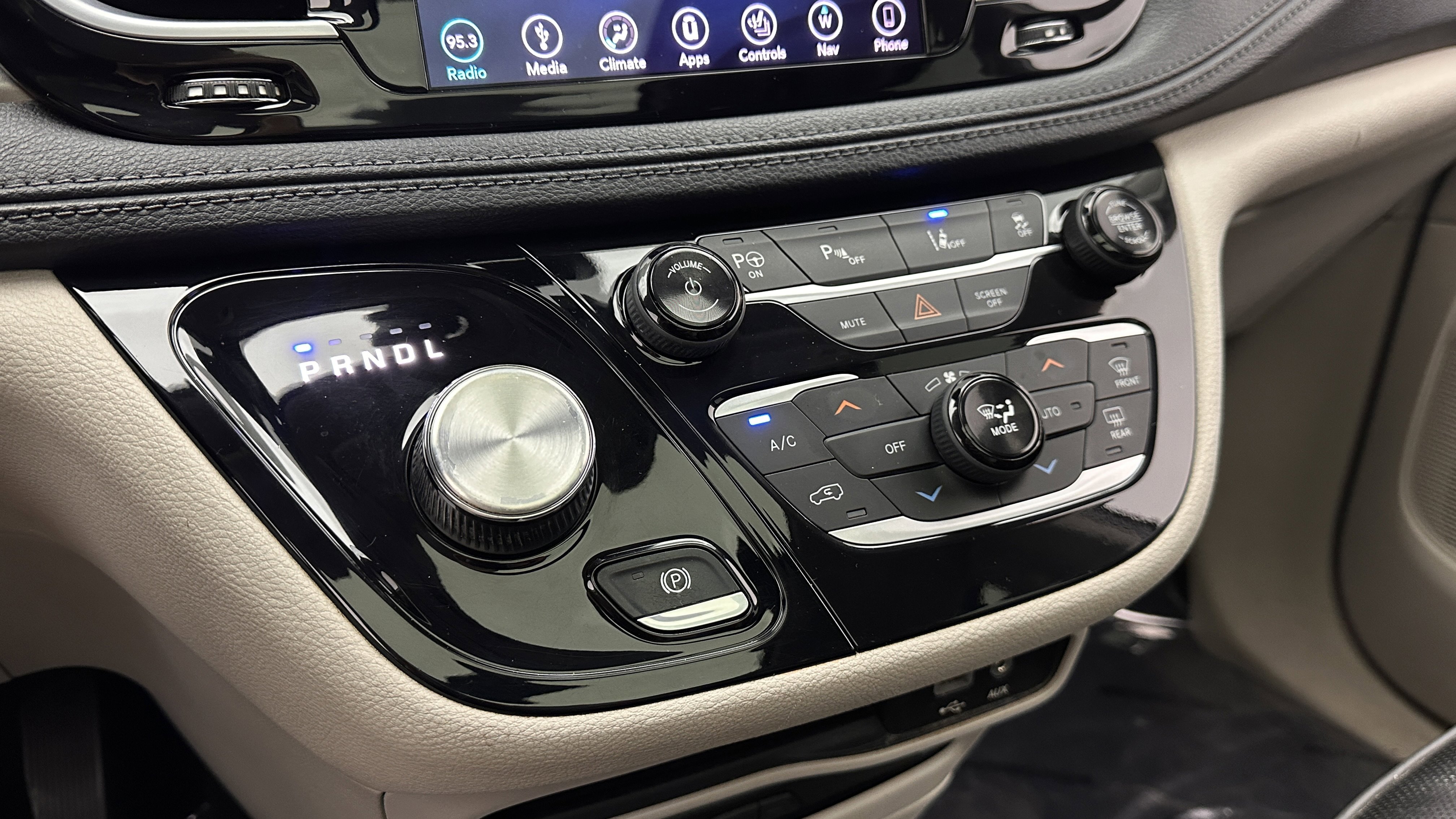Used 2018 Chrysler Pacifica Limited w/ Advanced Safetytec Group FWD image 14
