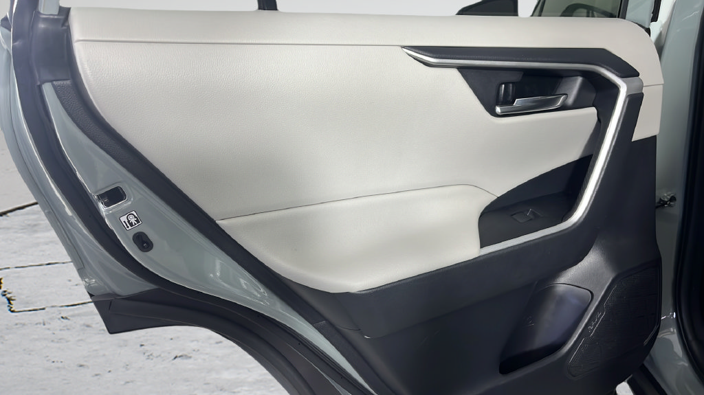 Used 2020 Toyota RAV4 XLE w/ Convenience Package FWD image 17