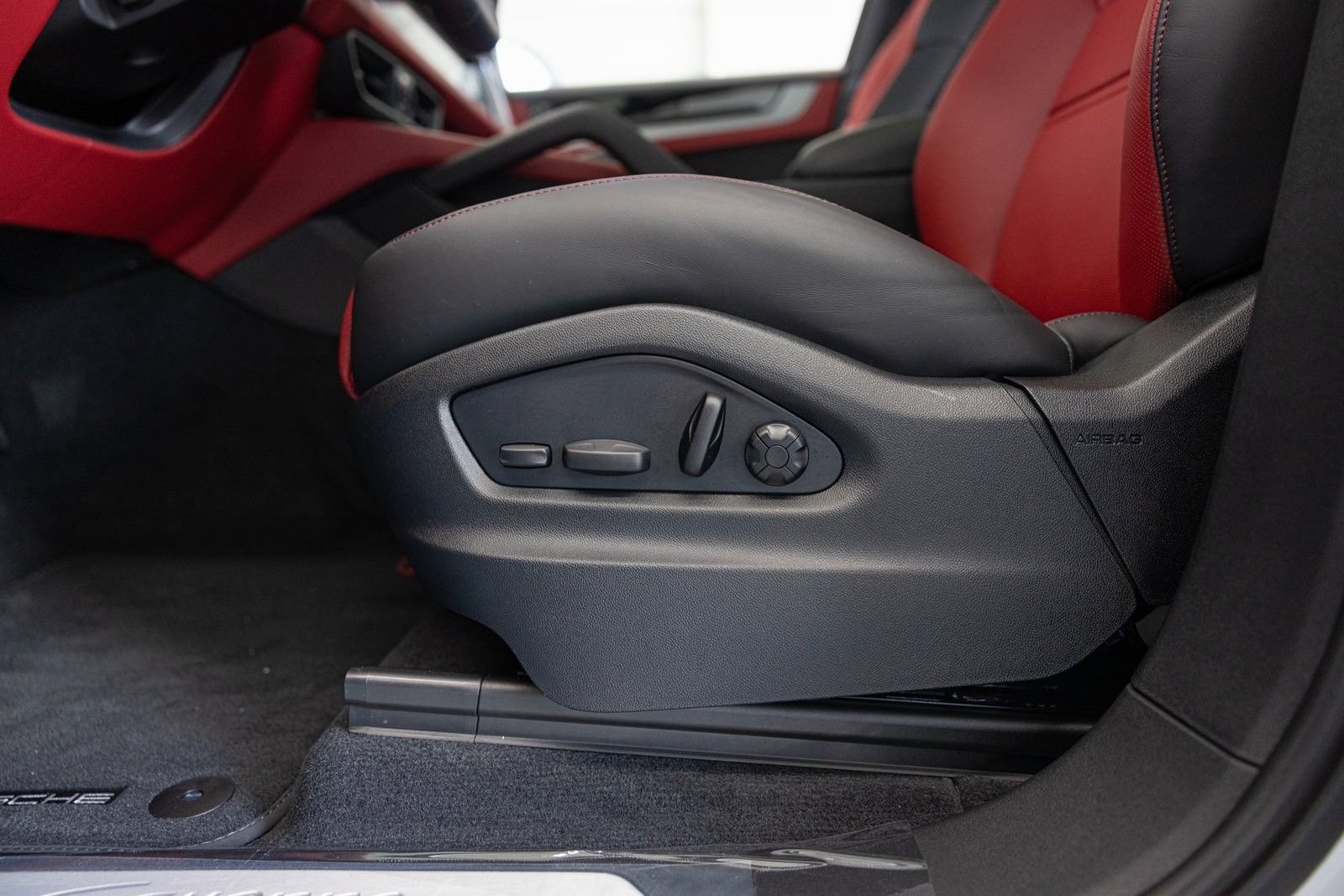 New 2024 Porsche Cayenne Coupe AWD/4WD image 31