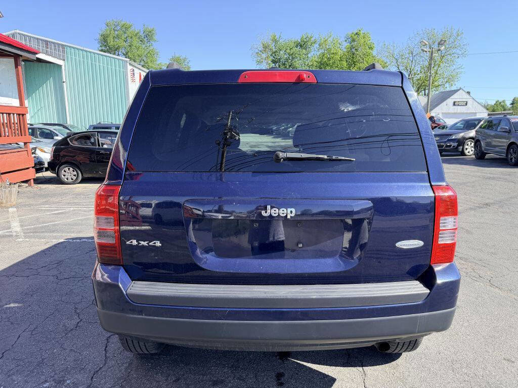 Used 2013 Jeep Patriot Latitude w/ Sun/Sound Group AWD/4WD image 4