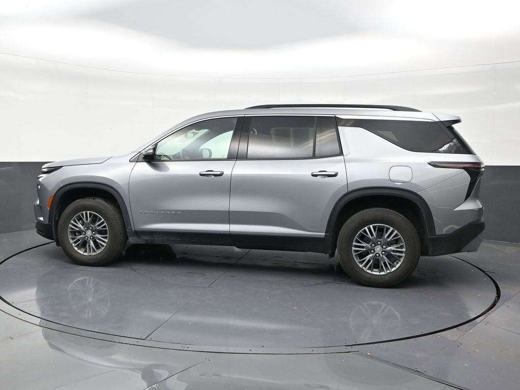 Used 2024 Chevrolet Traverse LT FWD image 2