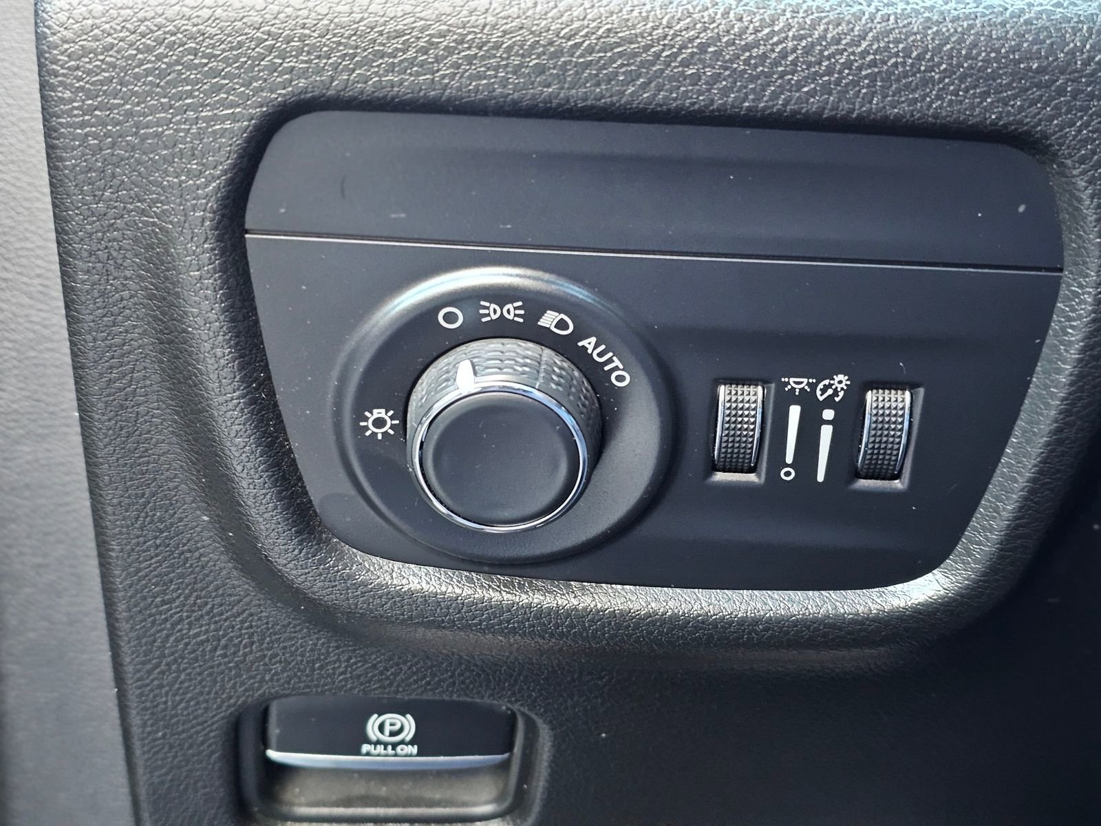 Used 2023 Jeep Grand Cherokee Laredo image 17