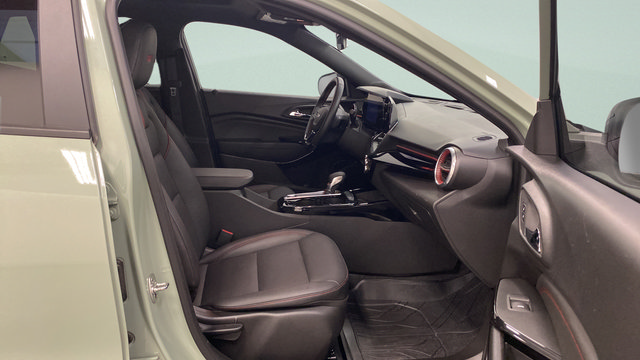 Used 2024 Chevrolet Trax RS w/ Sunroof Package FWD image 29