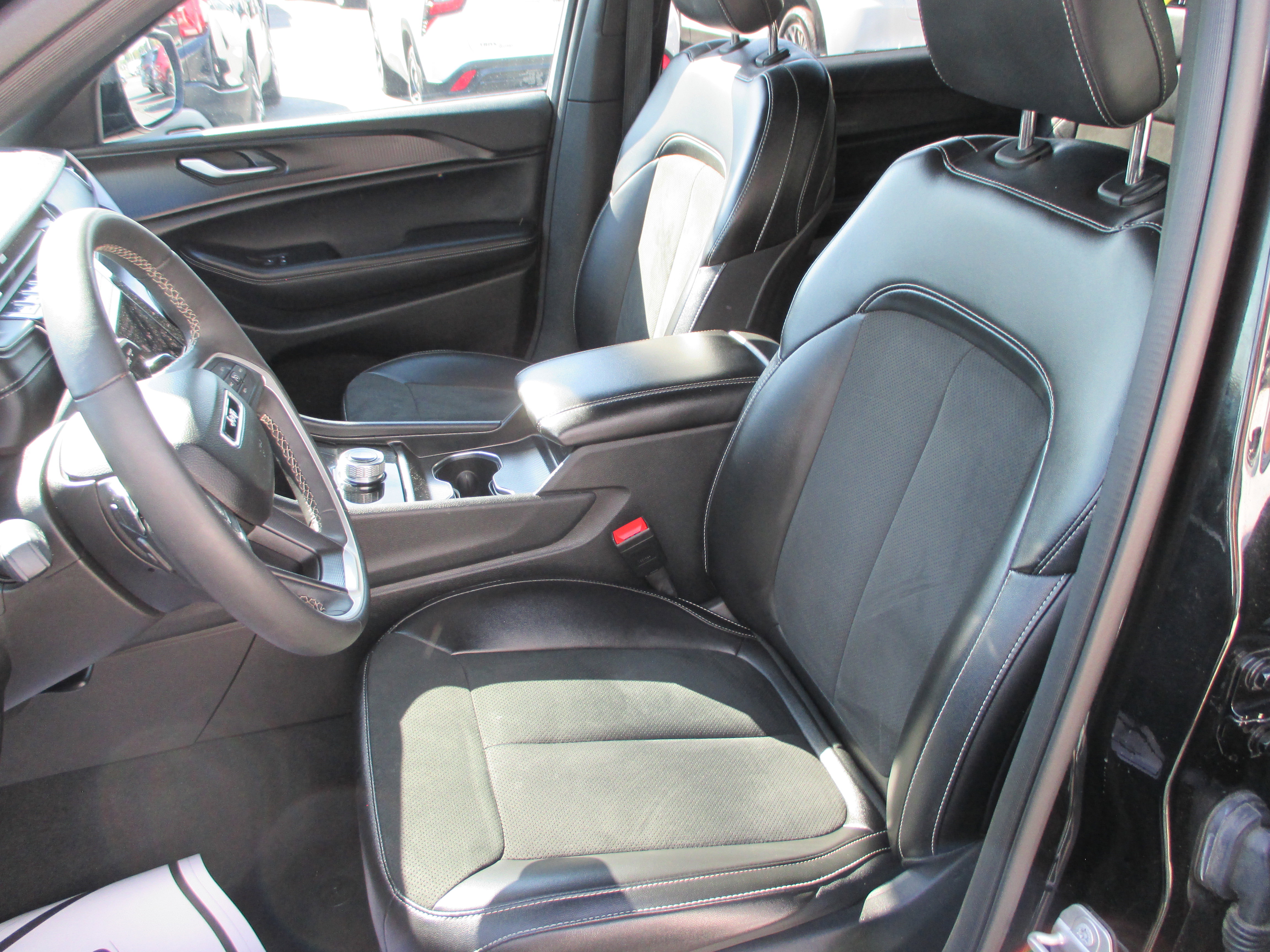 Used 2024 Jeep Grand Cherokee L Laredo image 13