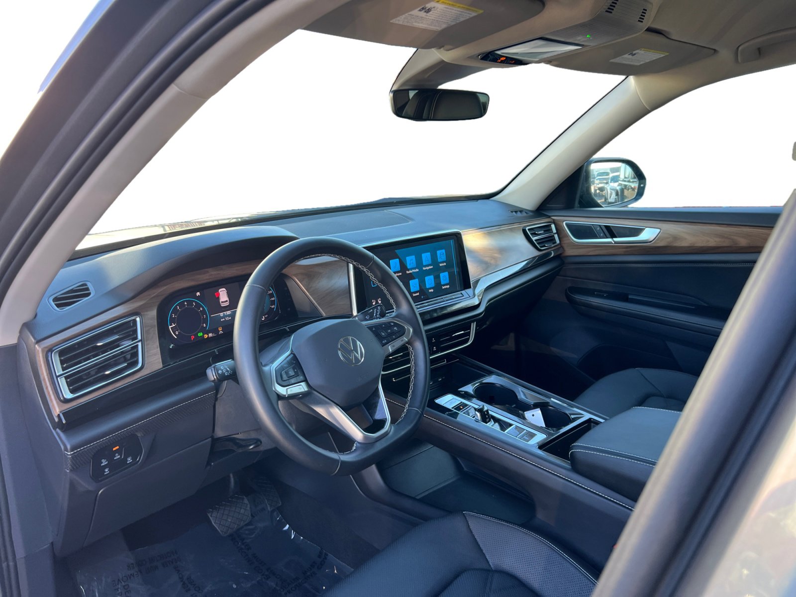 Used 2025 Volkswagen Atlas SE image 9