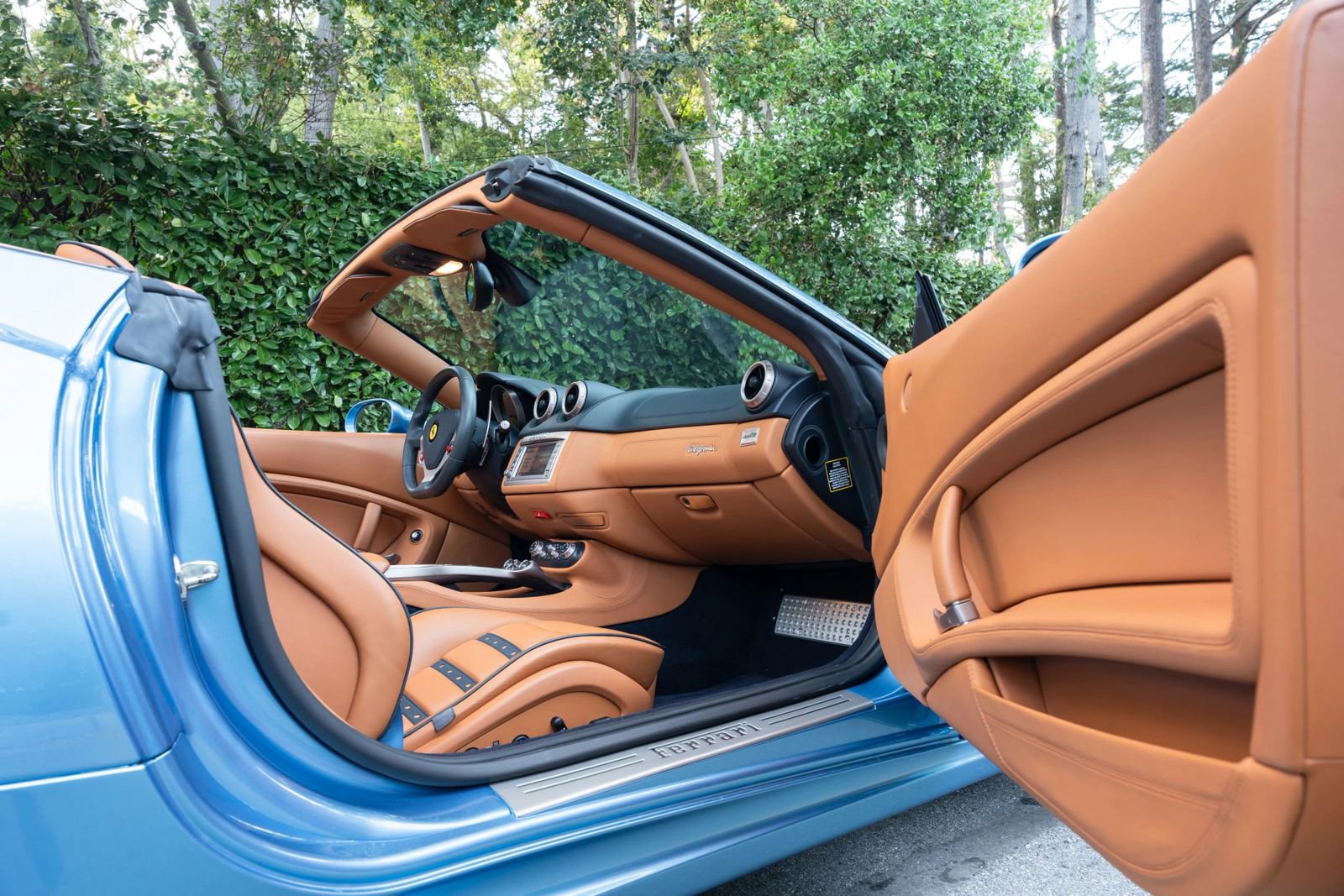 Used 2010 Ferrari California RWD image 16
