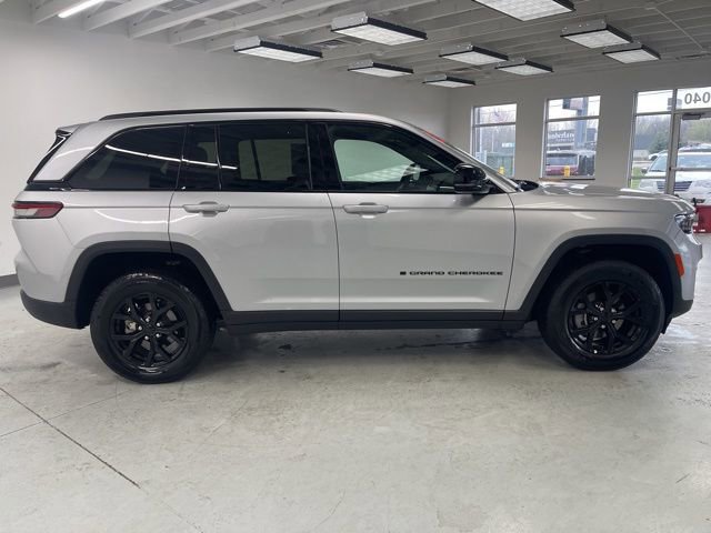 Used 2025 Jeep Grand Cherokee Altitude AWD/4WD image 15
