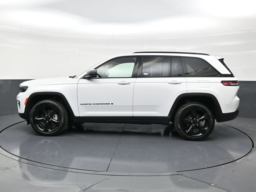 Used 2025 Jeep Grand Cherokee Limited w/ Black Appearance Package image 2