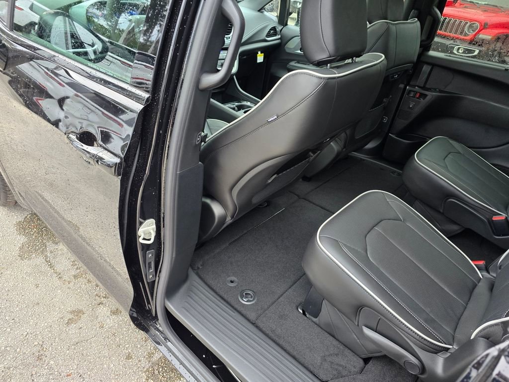 New 2026 Chrysler Pacifica Limited w/ S Appearance Package FWD image 29