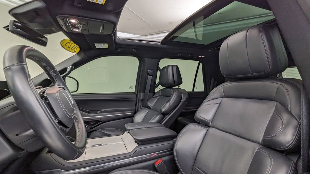 Used 2025 Lincoln Navigator Reserve w/ Jet Appearance Package image 3