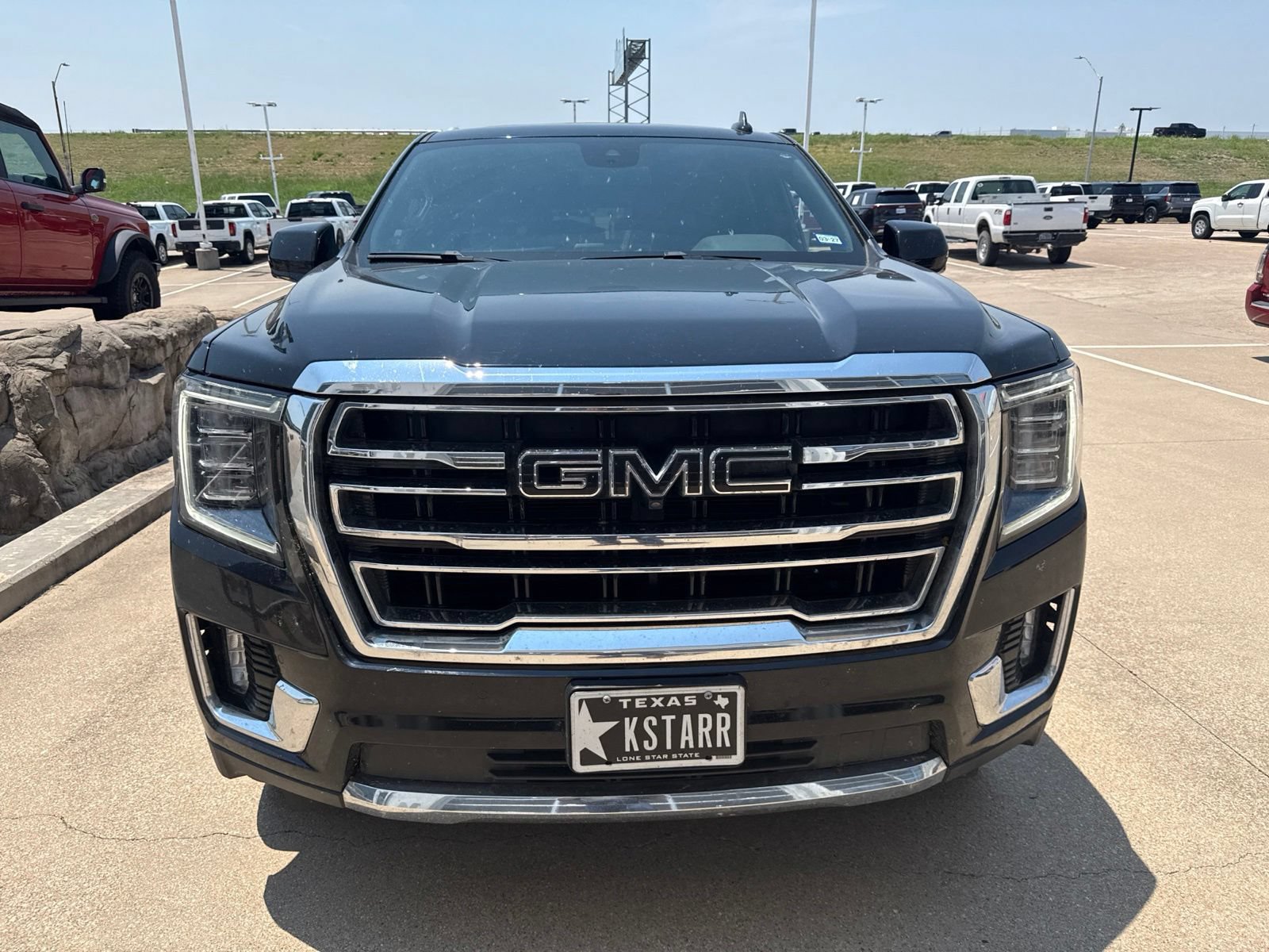 Used 2023 GMC Yukon SLT w/ SLT Luxury Package RWD image 2